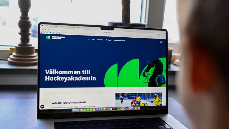 Hockeyakademin-skärm-nyhet